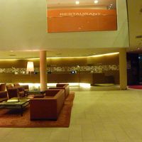 フロントと２階のレストラン入口