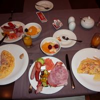 朝食メニュー。オムレツは作ってもらえ、ケーキもありました