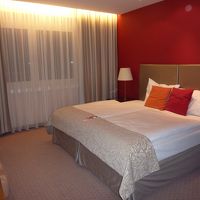 落ち着いた造りのベッドルーム