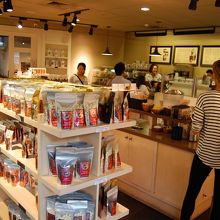 店内にはたくさんの商品　コーヒー、チョコレート、蜂蜜、コップ