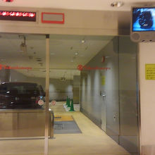 駐車チケットを渡し椅子に座って２〜3分。車到着！