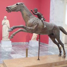 馬に乗る少年。本当に目の前を失踪しているような躍動感あり。