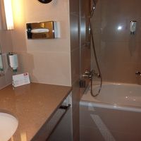 清潔なバスルームです