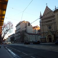 ホテルの前にトラムの線路を挟んで教会があります