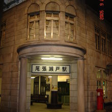 旧の駅舎を再現したもの