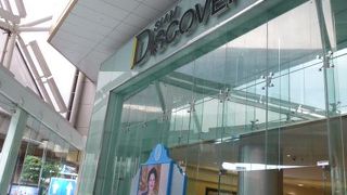 明るい店内です