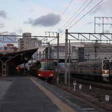 駅構内です。隣にJR豊川駅があります。