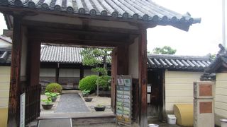 奈良の古い街並みにたたずむ寺院