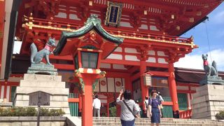 キツネで有名な神社