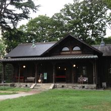 本館と地下道でつながっているビリヤード館