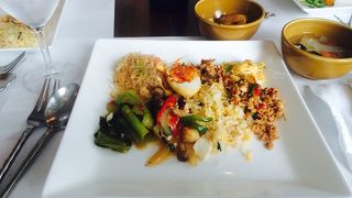 ランチタイムはブッフェ