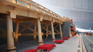 総ヒノキ造りの『はねだ日本橋』が空港内にかかりました♪