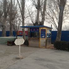 人がいない入場券売り場です。