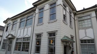 美観地区一等地に建つ観光案内所