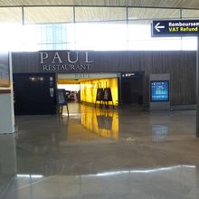 左手にはtax refundとトイレがあります．