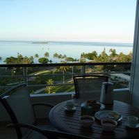 バルコニーで朝食を摂りつつ望む朝の海