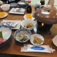 夕食。このほか、お吸い物やわかさぎのフライも出てきました