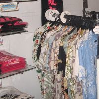 土産物コーナーでかりゆしウェアーを物色しました