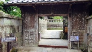 巨岩が特徴的な庭