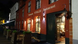 夜遅くの到着にも、にこやかに対応。チコリのグラタンが熱々で心にしみました。