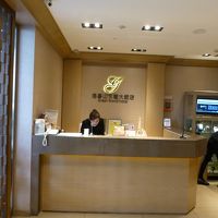 フロント。皆日本語OKです。右は食堂。