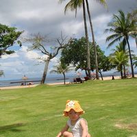 敷地につながる広大な芝生とビーチ