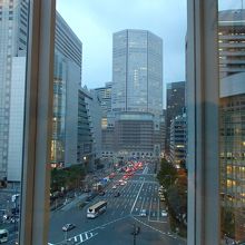 窓から見える風景（阪急百貨店など）