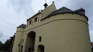 意外にカラフルなモダンな門です。