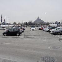 駅の下の通路をくぐると巨大な駐車場。これ、ほんの一部です。