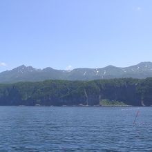知床連山、左側：硫黄山