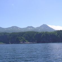 知床連山、右側：羅臼岳