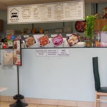 奥にテーブルがあり店内で食事できます