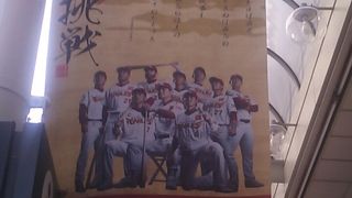 歓楽街的要素を感じるアーケードなしの商店街