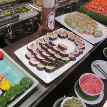 なんちゃって系の巻き寿司と、大量山積みのカニカマは和食