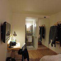 部屋が狭いので鏡で奥行きを出しています