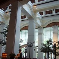 ロビーラウンジ。天井が高く豪華です