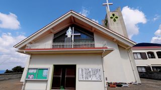 無原罪の聖母　内陣の海を示すような祭壇が美しい