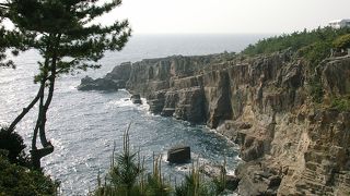 ちょっと怖い絶壁です。吸い込まれそうな誘惑が・・・。