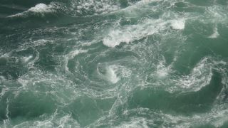 鳴門海峡の渦潮が見える