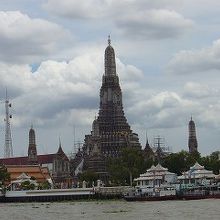 チャオプラヤ川越しのワットアルン