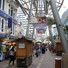 マーケット横の通路にも出店が並んでいます。