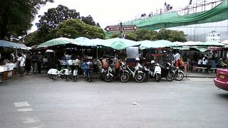 ワットプラケオ入り口側の船着場と市場