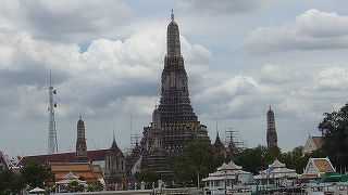 東岸から渡し舟でたどり着ける