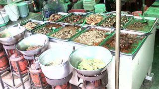 惣菜売るお店で食事もできます。