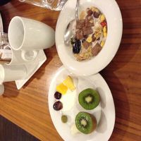 もちろん、パンやホットミール、野菜、ハムチーズも充実してます