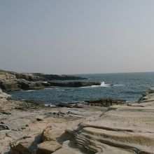 平らな岩の連続です