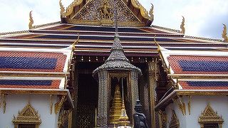荘厳だが、入場料500バーツは割高な気も