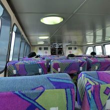 船内はエアコンが効いてて快適。