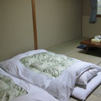 入ったときには既に布団が敷かれています。