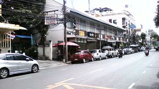 お手ごろ価格の飲食店やカフェが並ぶ